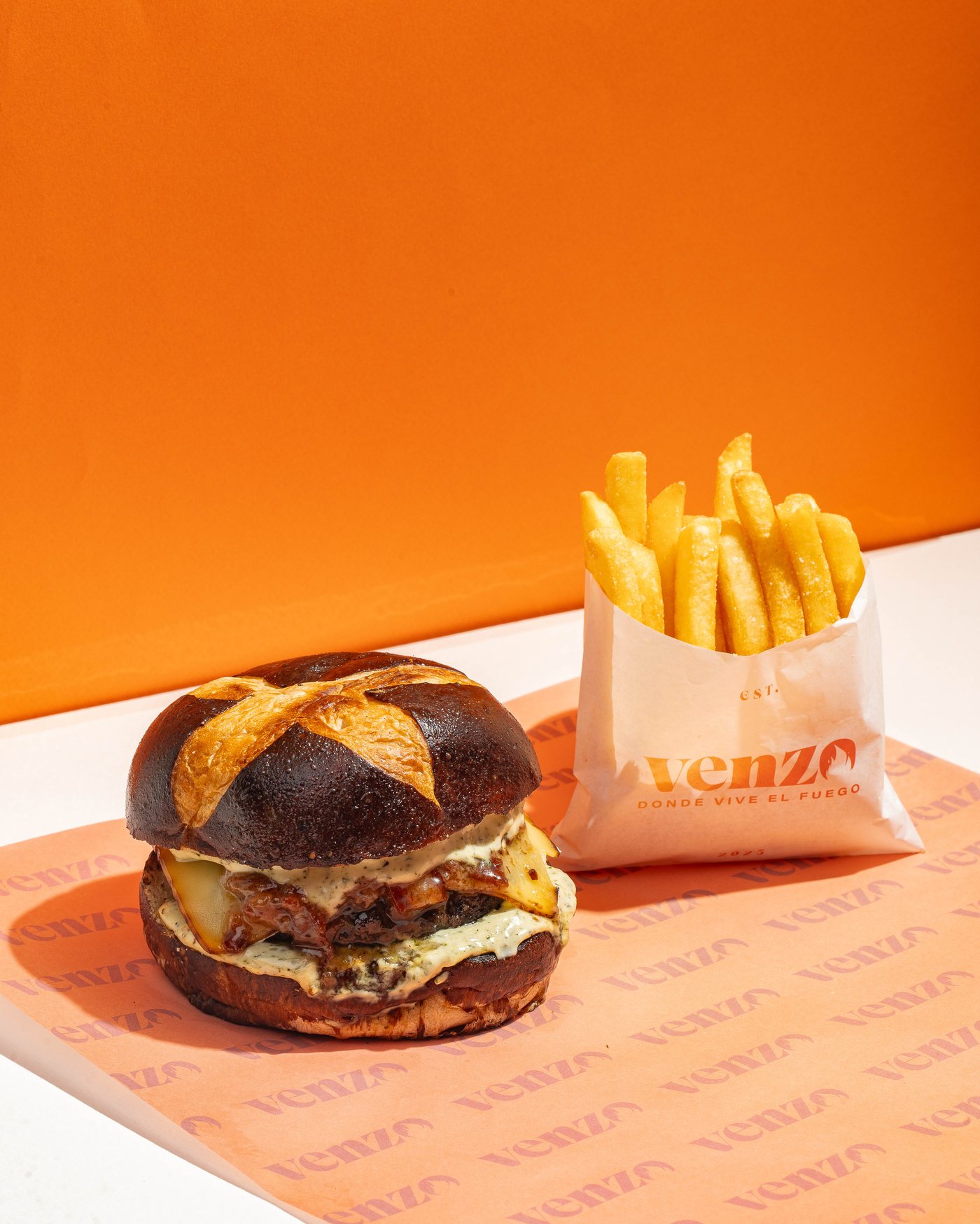 Hamburguesa Venzo sobre papel de marca