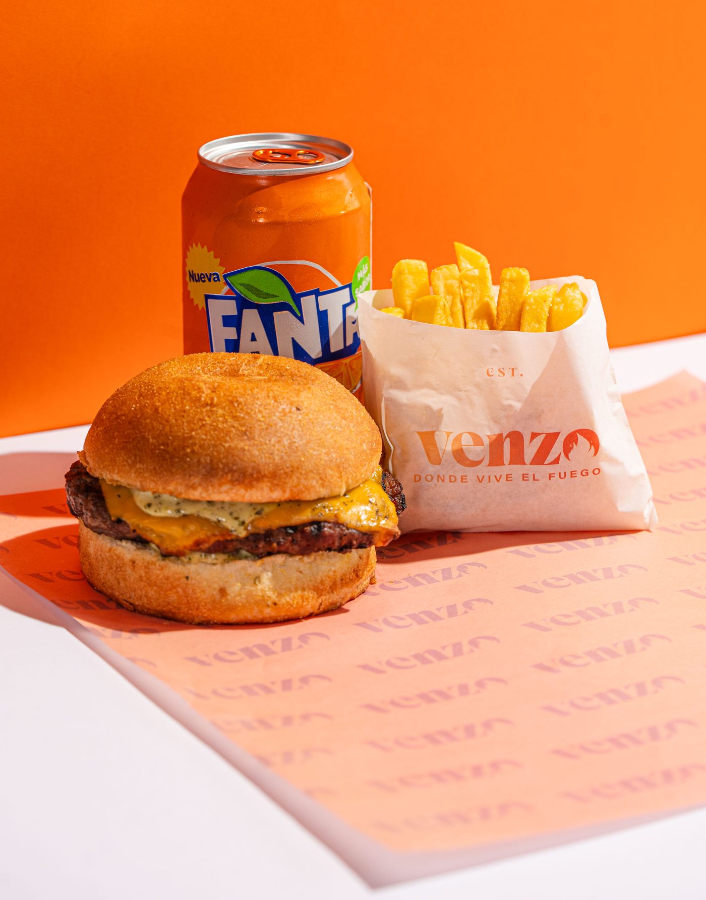 Combo Venzo: hamburguesa, papas en bolsa de marca y bebida